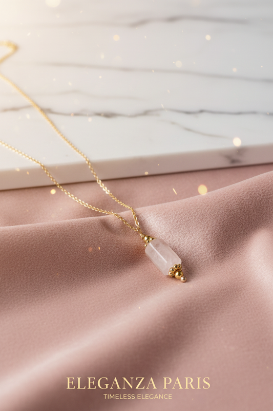 collier en plaqué or avec quartz rose pierre naturelle sur fond clair