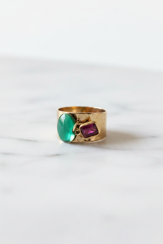 Bague Rubis Rectangle & Émail Vert – fond blanc